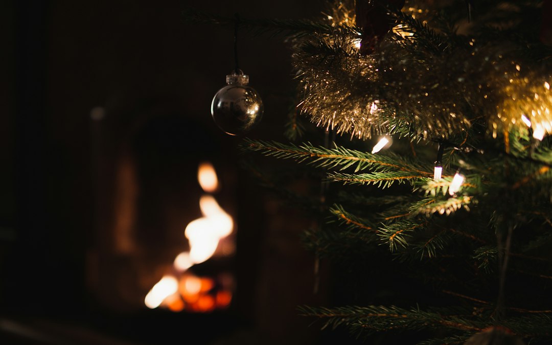 Gezellige kerstboom bij haardvuur